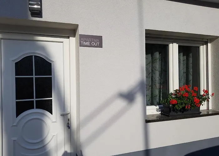 Hosnar, Apartma Time Out דירה בובק