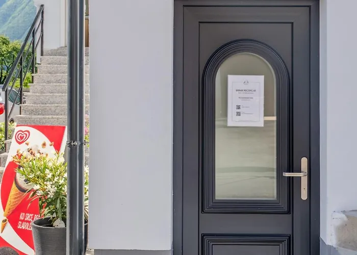 Hosnar, Apartma Time Out בובק